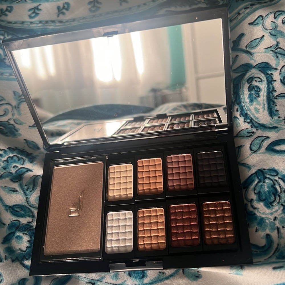 Doucce freematic eyeshadow pro palette.
